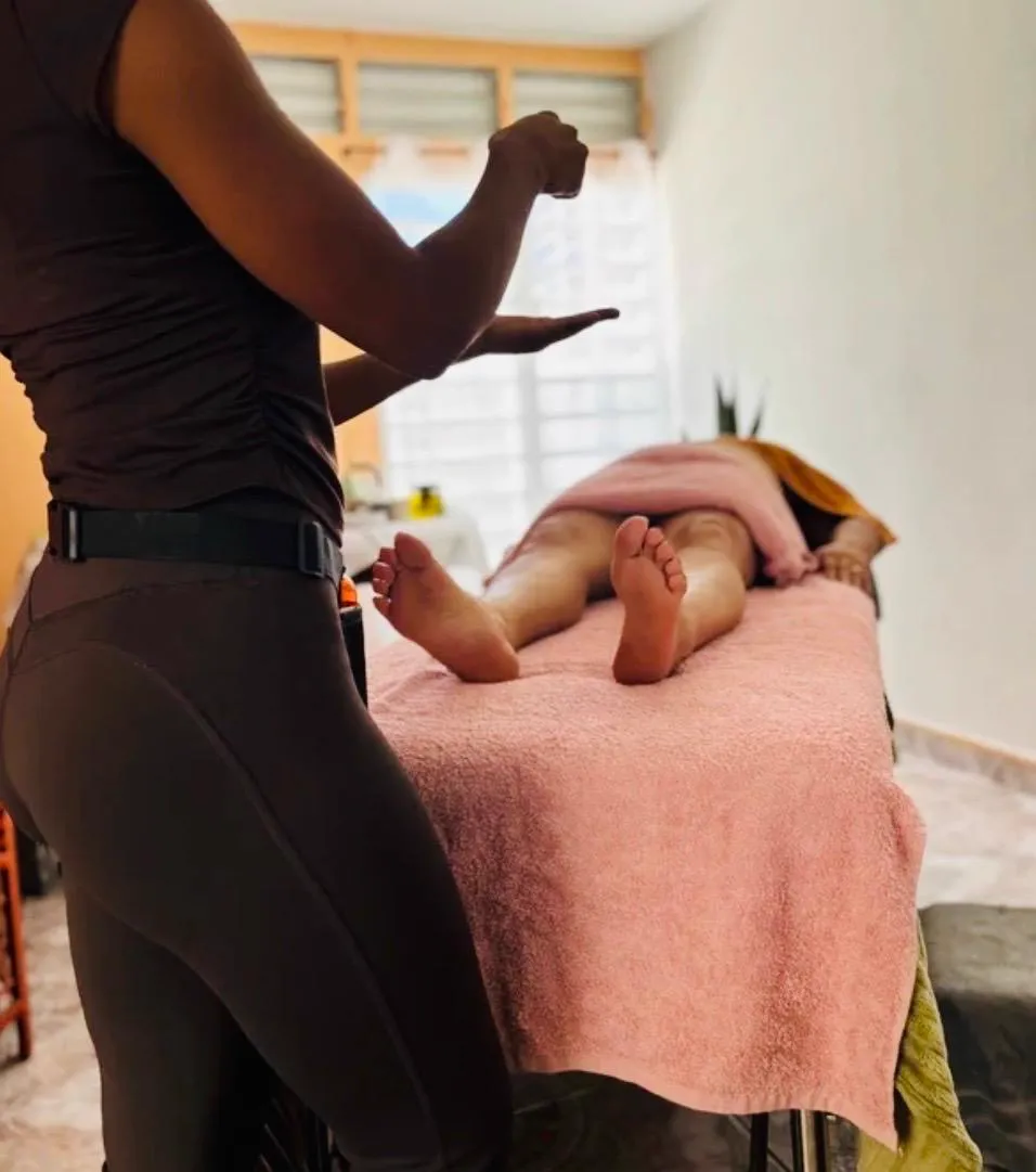 Adeline pendant un drainage, sa cliente allongée sur la table